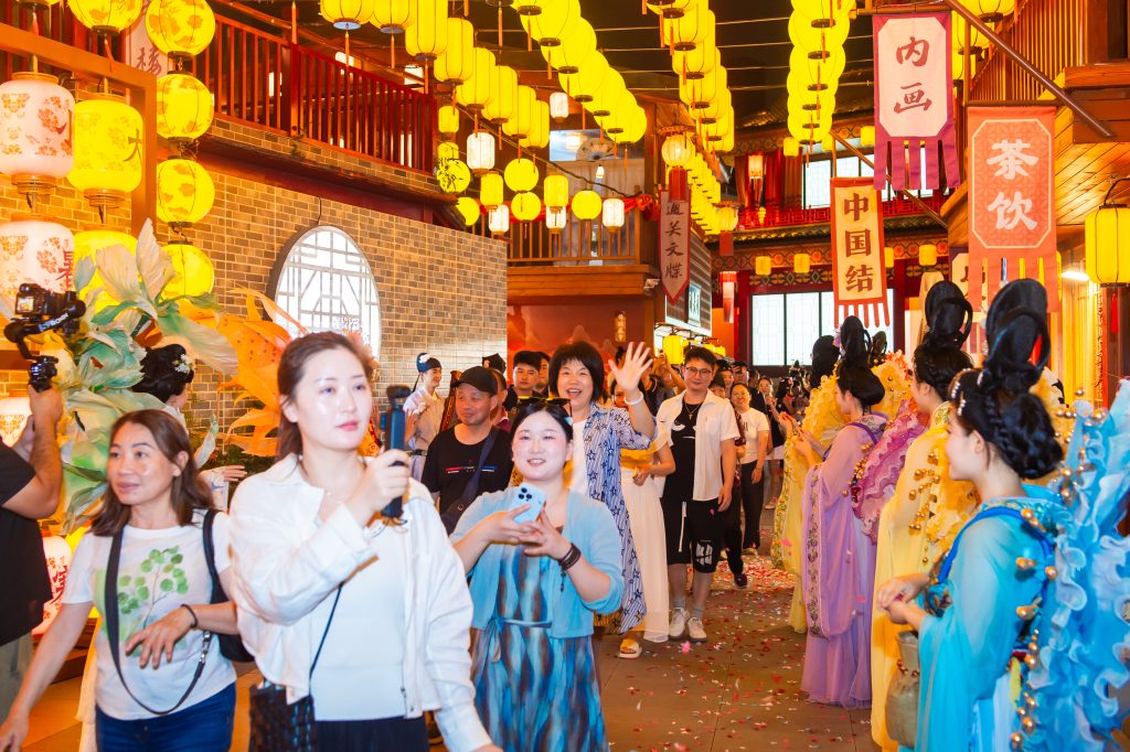 深圳錦繡中華“錦繡國(guó)潮節(jié)”啟幕，錦繡星光夜點(diǎn)亮夜游新地標(biāo)——老牌主題公園再度煥新升級(jí)