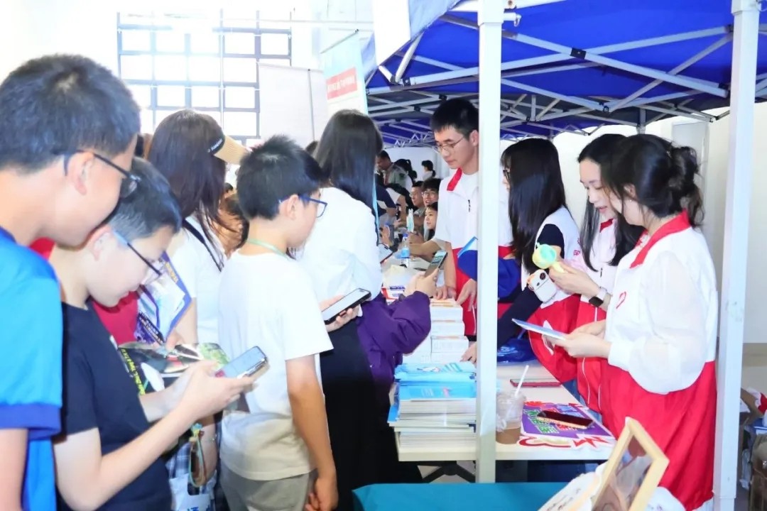 广州市开展“智联万物正能量，不信不传网络谣”进校园宣传活动