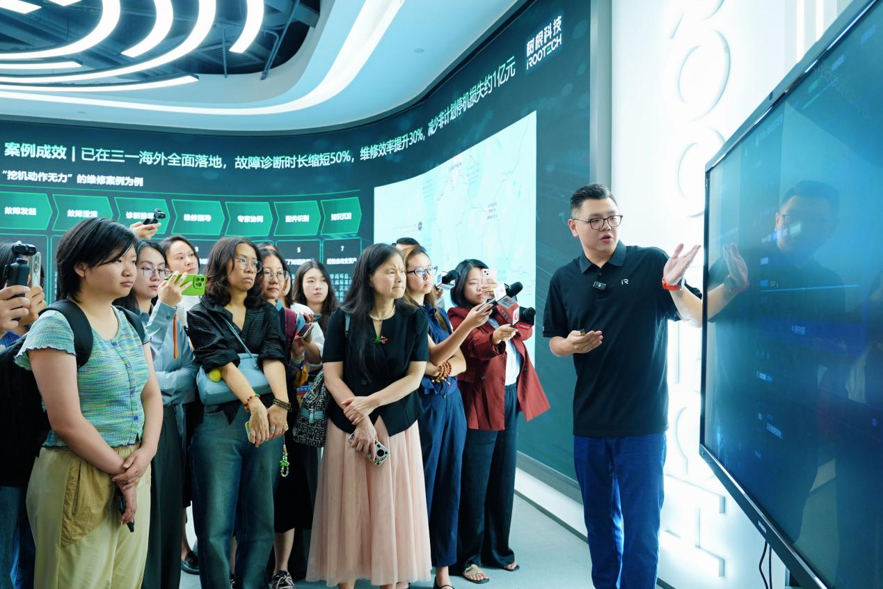 许梓楠向媒体展示树根科技设备维修智能体。树根科技提供