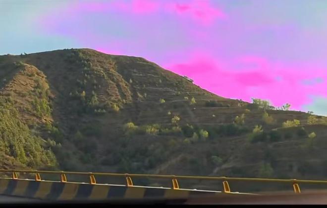 一个月三陷舆论风波，OPPO又因“粉色天空”翻车