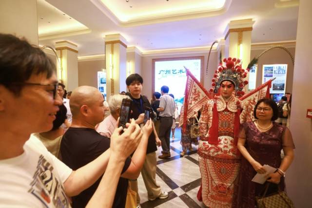 海珠大戏院焕新升级,戏迷与演员互动 海珠大戏院焕新升级,戏迷与演员互动
