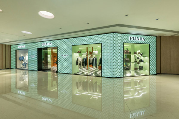 Prada深圳湾万象城全新精品店璀璨揭幕