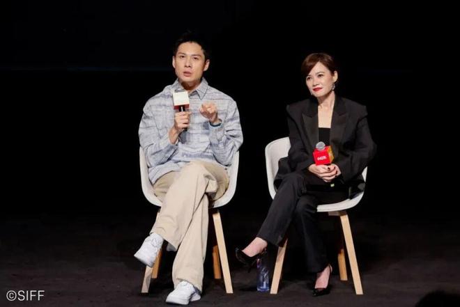 《爸妈不在家》:被“淋湿”的东亚小孩,长大后学会自己开空调