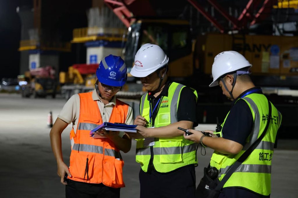 一“跨”惊人！6榀千吨钢盖梁“零误差”上跨厦深高铁 硬核跨越“不可能”！破解小角度斜跨高铁难题
