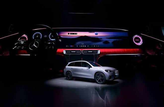 奔驰全新纯电 GLC 转型 AI，新版型同步开启预售，29.99 万元起
