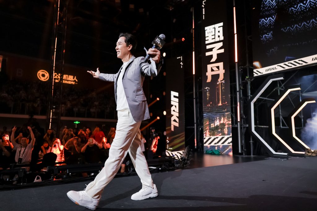 人气爆棚,热血燃战:众擎URKL揭幕夜见证人形机器人巅峰对决
