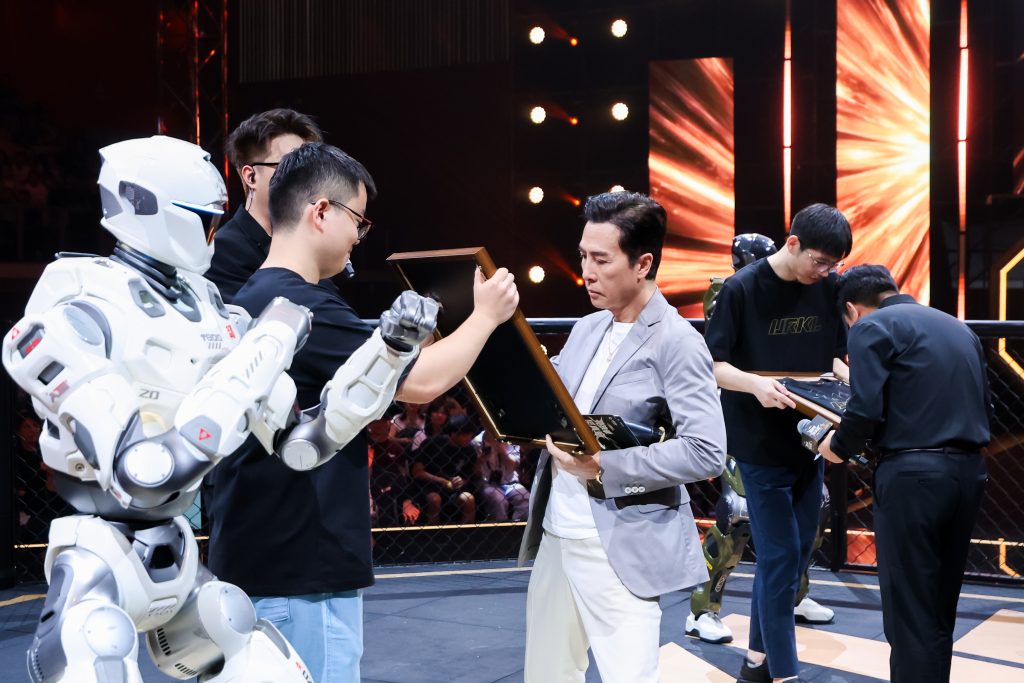 人气爆棚,热血燃战:众擎URKL揭幕夜见证人形机器人巅峰对决