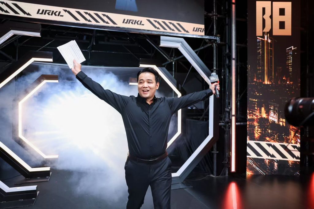 人气爆棚,热血燃战:众擎URKL揭幕夜见证人形机器人巅峰对决