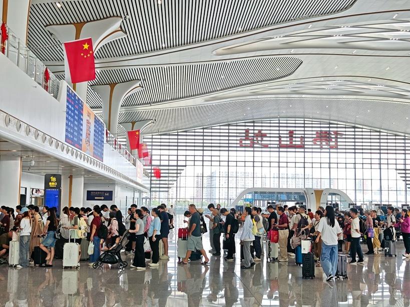 广州站枢纽运能扩容：广州站新增广湛跨线列车，广州东站开行列车365列